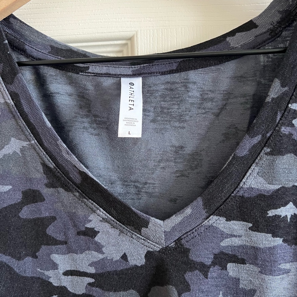 Athleta Camo Breezy V-Neck Tee 22$ L - Picture 2 of 4